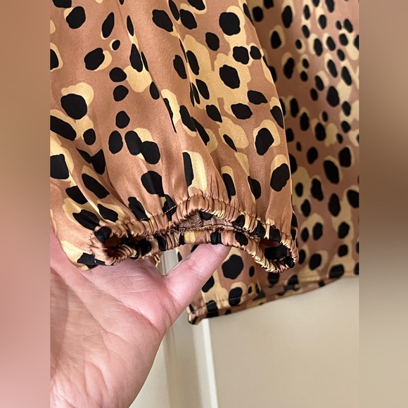 DR2 Designer Satin Tan and Black Pattern Print Blouse Women’s Size Large - Picture 2 of 16